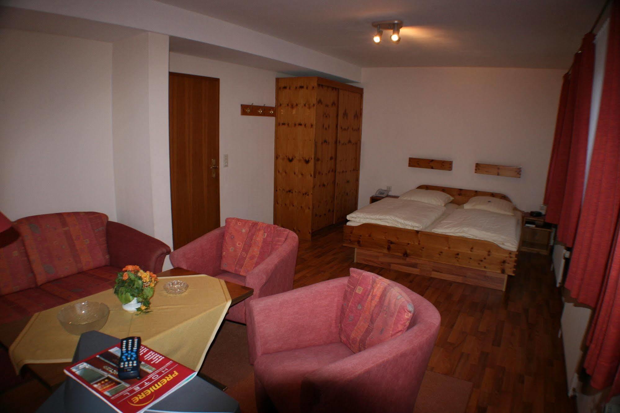 Ferienwohnungen Im Hotel Garni Zur Post 우터섬 외부 사진